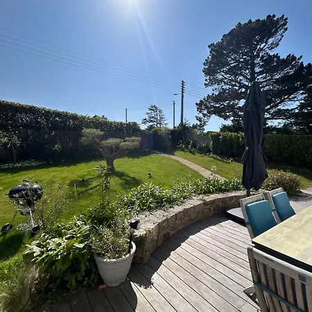 Maison De - Vue Avec Piscine *